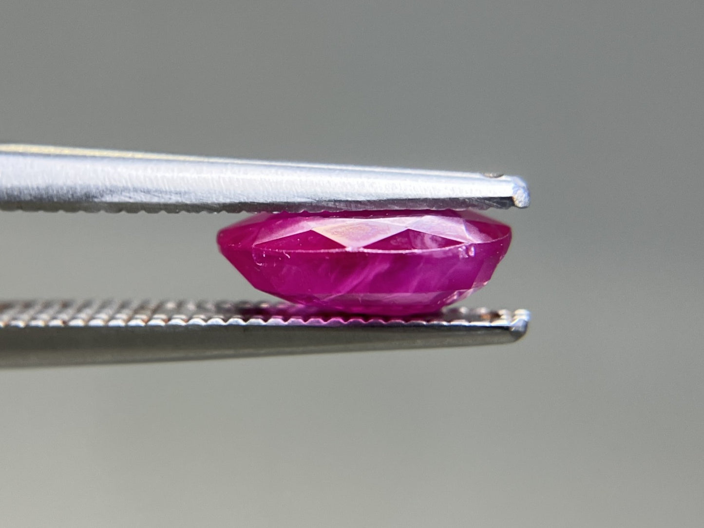 ルビー 天然 2.053ct 中央宝石ソーティング付き 8.81㎜×7.05㎜×3.36㎜ ルース（ 裸石 ） 7721YY