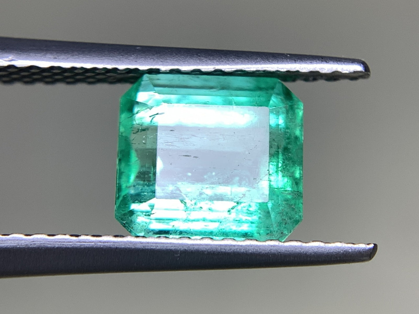 エメラルド 1.824ct 宝石ソーティング付き  7.49㎜×6.98㎜×4.59㎜ ルース（ 裸石 ） 3010Y