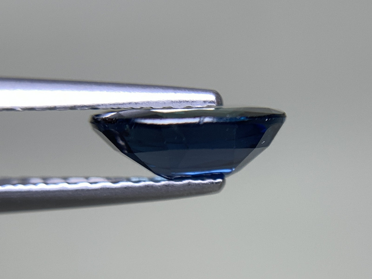 サファイア 天然 1.374ct 中央宝石ソーティング付き 8.06㎜×6.35㎜×2.96㎜ ルース（ 裸石 ） 6502Y