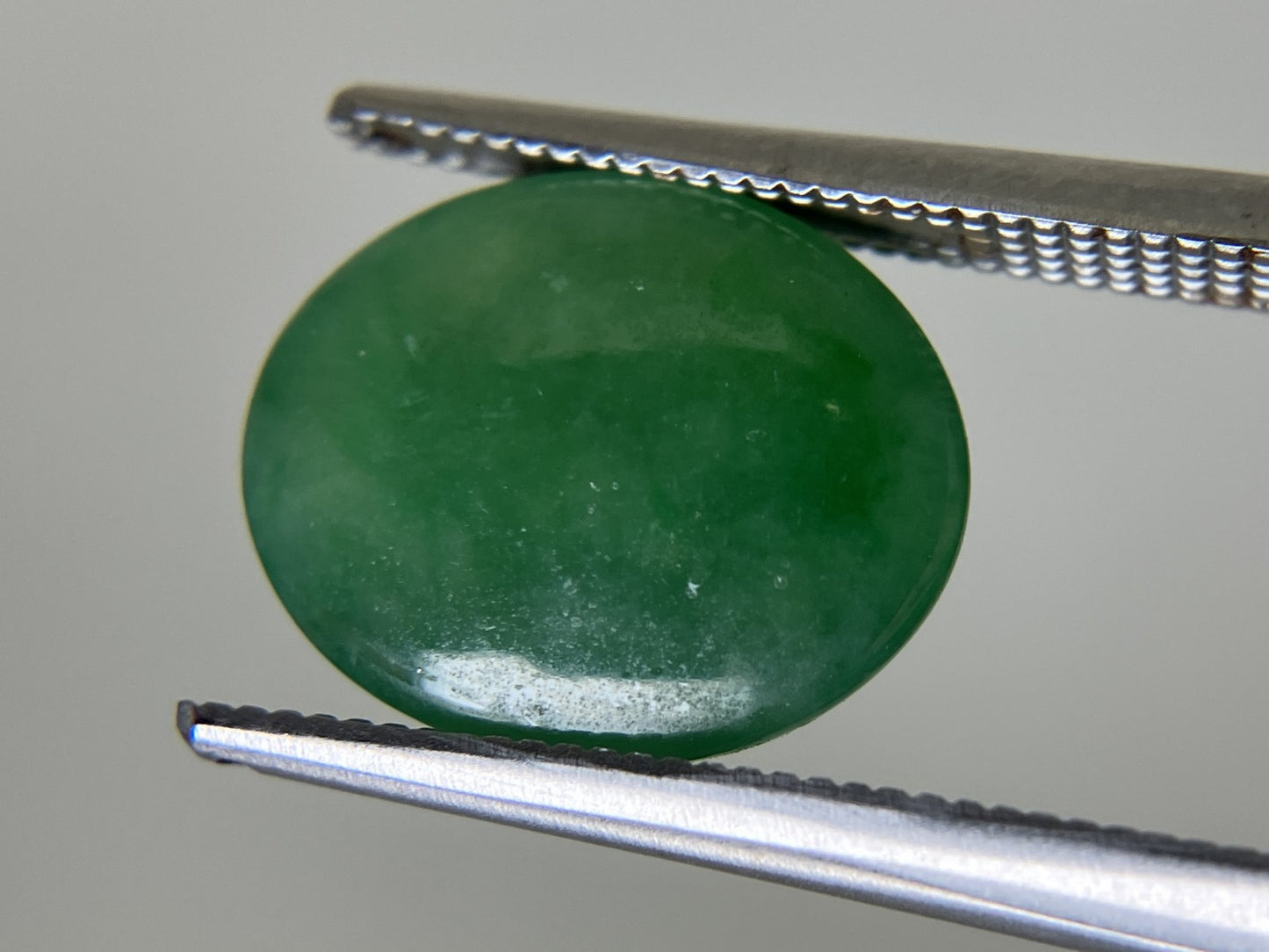 ヒスイ　翡翠　天然　 5.895ct  宝石ソーティング付き  12.5㎜×10.2㎜×5.2㎜  天然 ルース（ 裸石 ） 4699YY