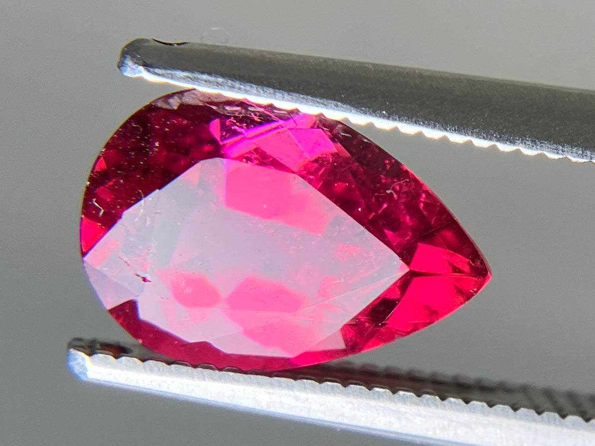 ピンクトルマリン 天然 1.826ct 中央宝石ソーティング付き 9.92㎜×6.90㎜×4.87㎜ ルース（ 裸石 ） 7781YY