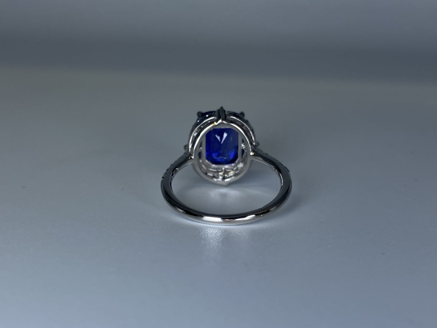 サファイア 4.044ct 中央宝石ソーティング付き D0.33ct PT900 4.7g 指輪 （JP11号） サイズ直し無料 9768K