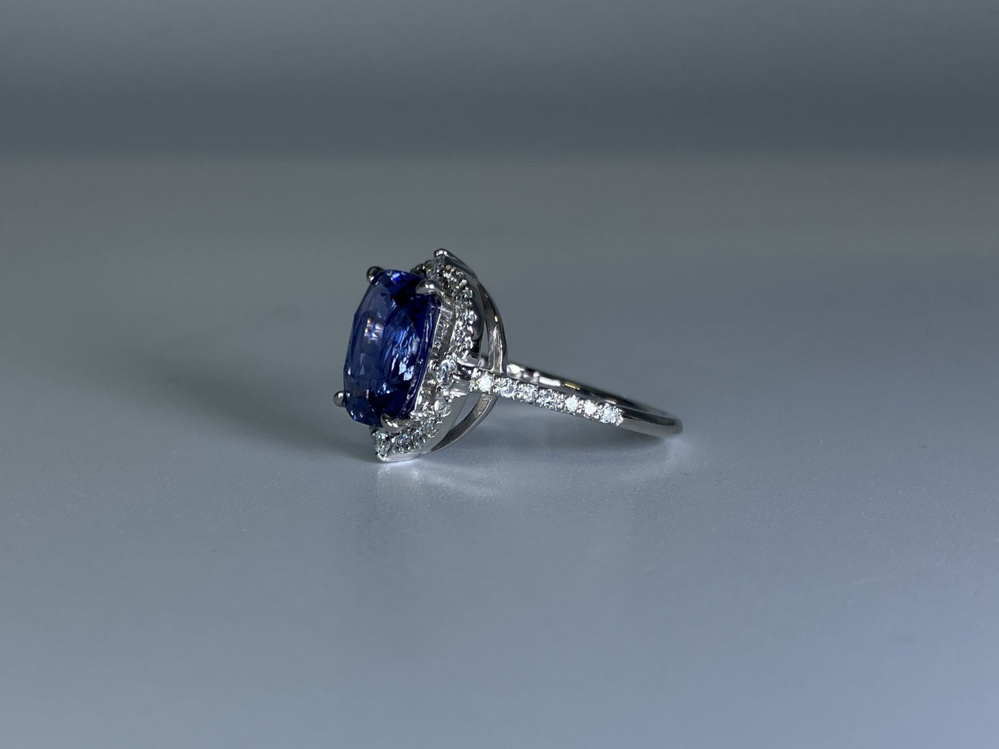 サファイア 4.044ct 中央宝石ソーティング付き D0.33ct PT900 4.7g 指輪 （JP11号） サイズ直し無料 9768K