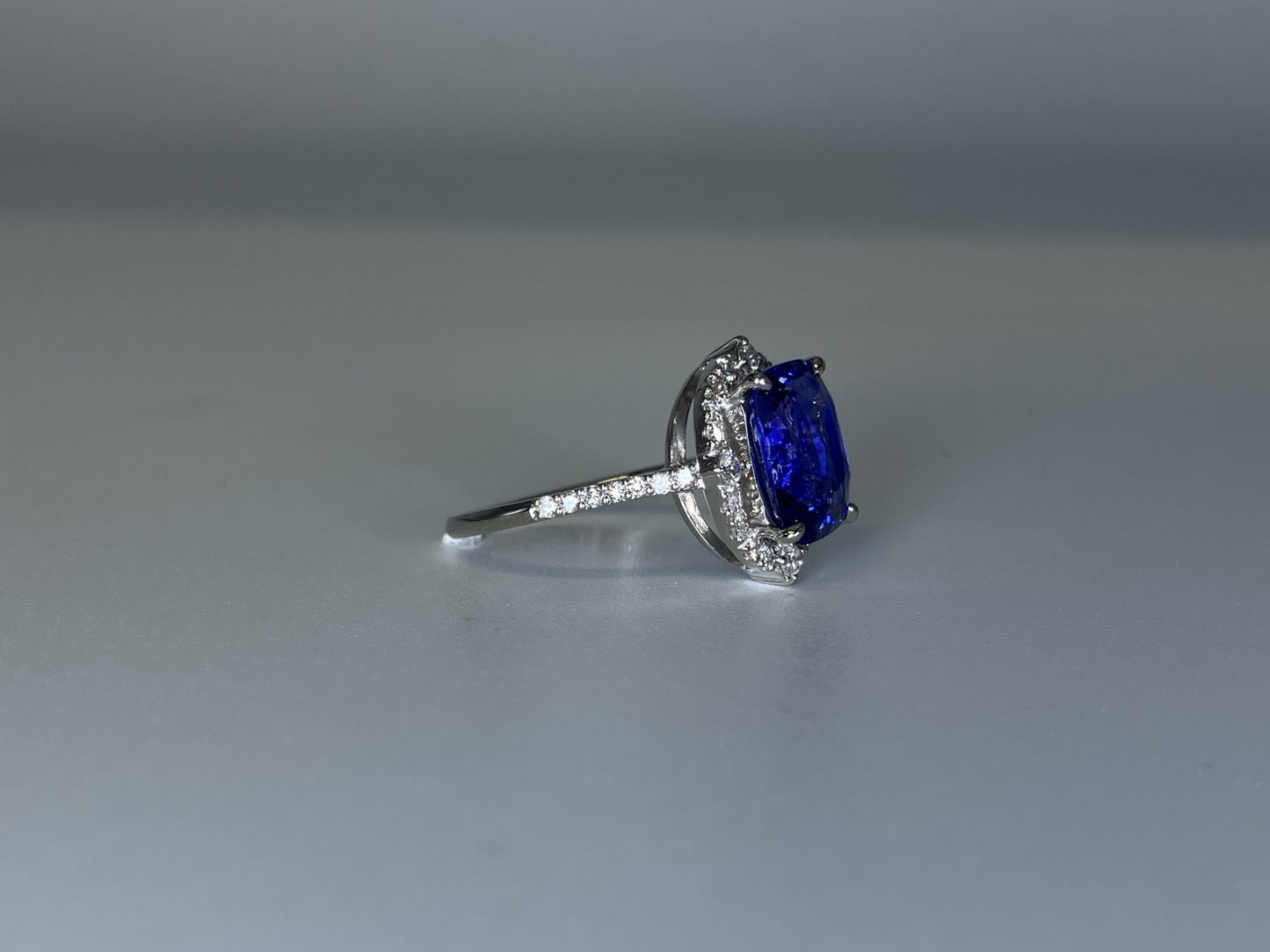 サファイア 4.044ct 中央宝石ソーティング付き D0.33ct PT900 4.7g 指輪 （JP11号） サイズ直し無料 9768K