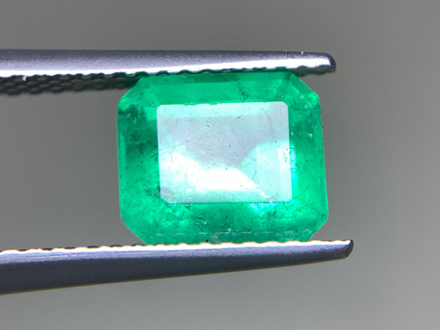 エメラルド 2.030ct 宝石ソーティング付き  8.20㎜×7.23㎜×5.18㎜  ルース（ 裸石 ） 2998Y