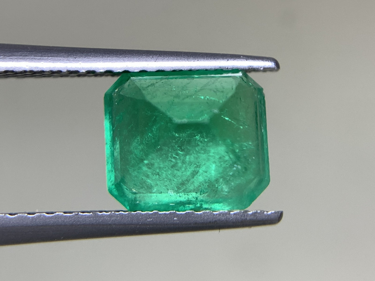 エメラルド 2.030ct 宝石ソーティング付き  8.20㎜×7.23㎜×5.18㎜  ルース（ 裸石 ） 2998Y