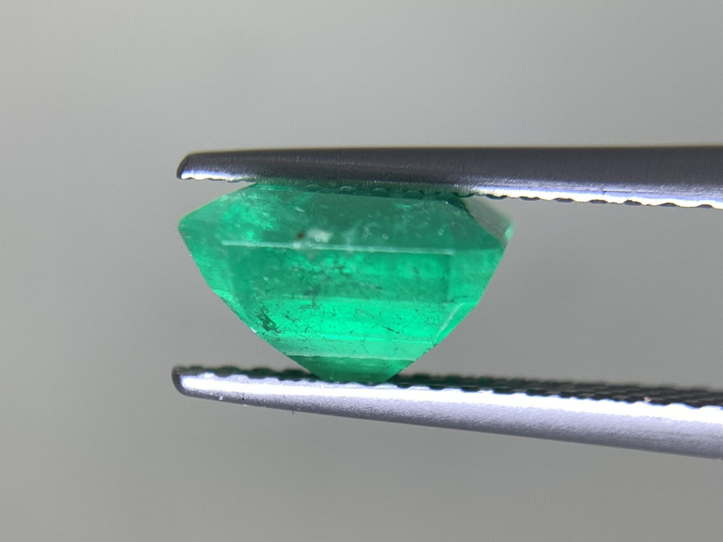エメラルド 2.030ct 宝石ソーティング付き  8.20㎜×7.23㎜×5.18㎜  ルース（ 裸石 ） 2998Y