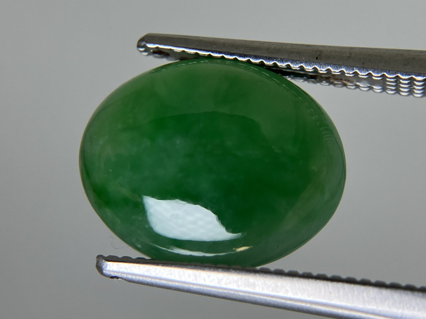 ヒスイ　翡翠　天然　 4.087ct  宝石ソーティング付き  11.8㎜×9.6㎜×3.8㎜  天然 ルース（ 裸石 ） 4720YY