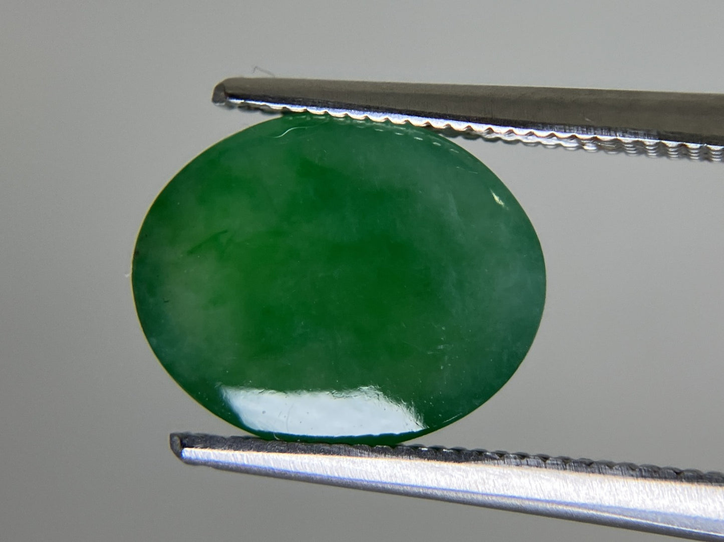 ヒスイ　翡翠　天然　 4.087ct  宝石ソーティング付き  11.8㎜×9.6㎜×3.8㎜  天然 ルース（ 裸石 ） 4720YY