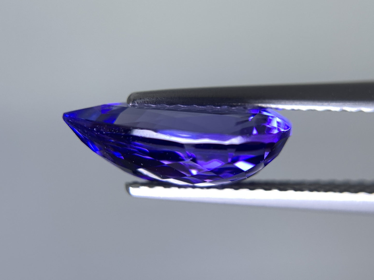 タンザナイト 天然 3.553ct 中央宝石ソーティング付き 12.48㎜×8.58㎜×4.69㎜ ルース（ 裸石 ） 5607Y