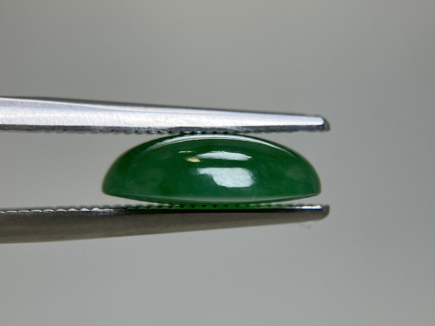 ヒスイ　翡翠　天然　 4.087ct  宝石ソーティング付き  11.8㎜×9.6㎜×3.8㎜  天然 ルース（ 裸石 ） 4720YY