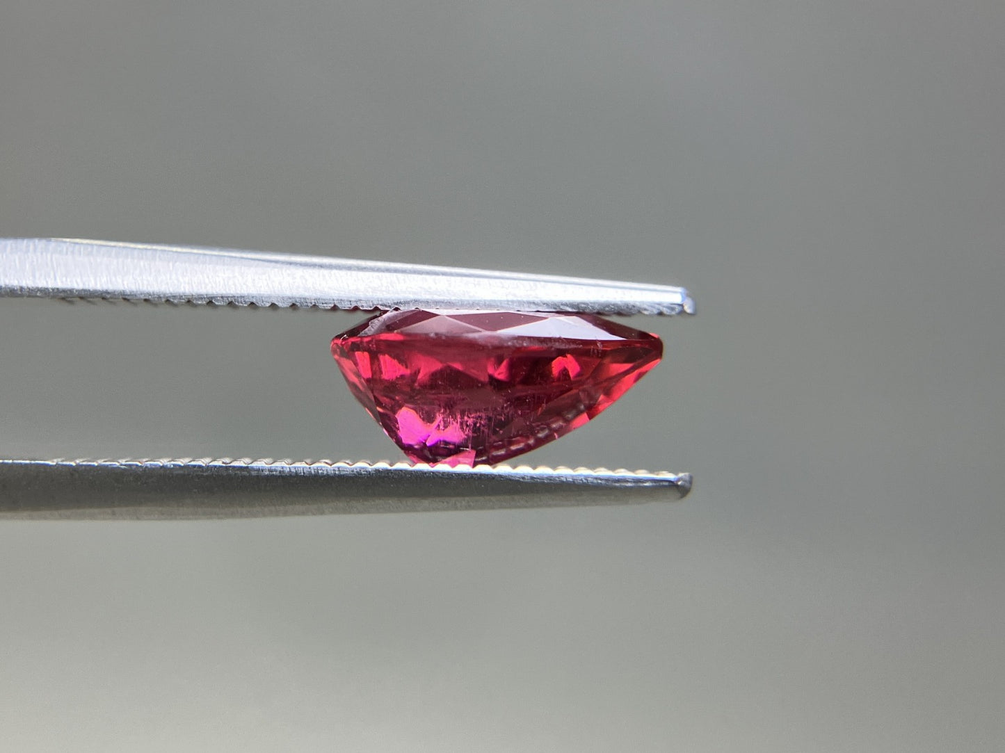 ピンクトルマリン 天然 1.826ct 中央宝石ソーティング付き 9.92㎜×6.90㎜×4.87㎜ ルース（ 裸石 ） 7781YY