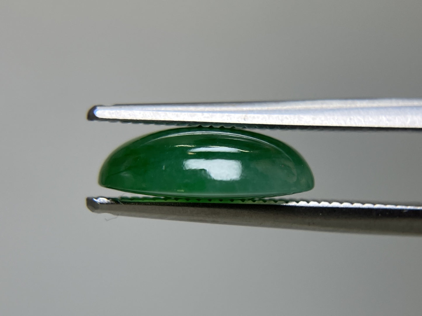 ヒスイ　翡翠　天然　 4.087ct  宝石ソーティング付き  11.8㎜×9.6㎜×3.8㎜  天然 ルース（ 裸石 ） 4720YY