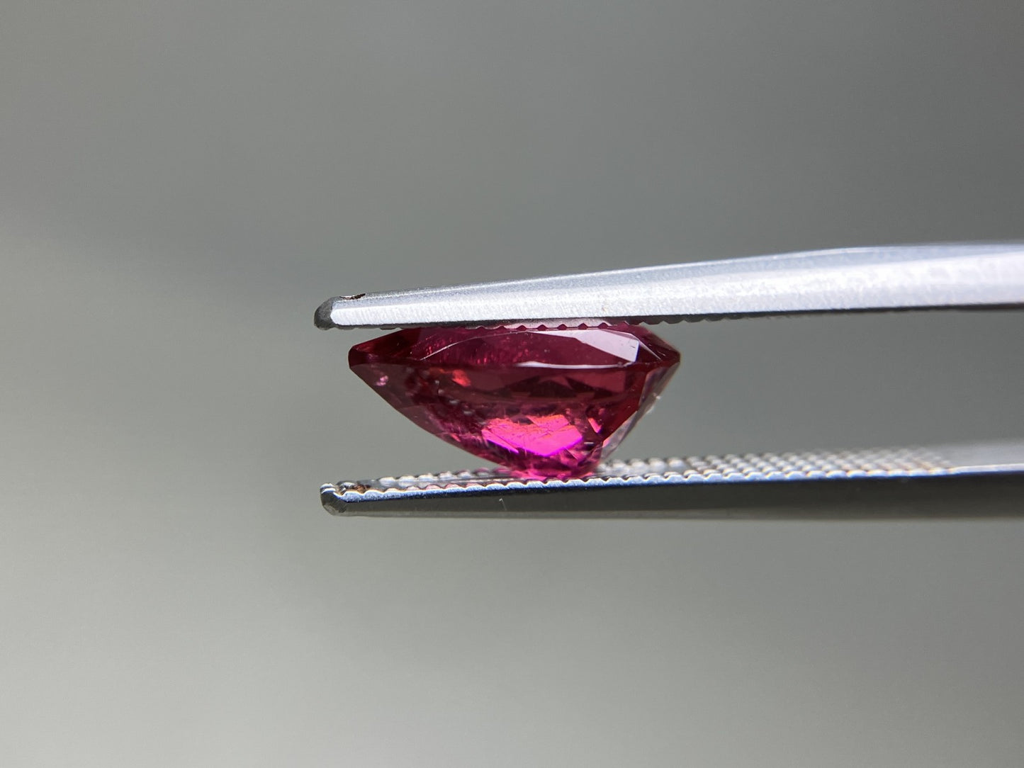 ピンクトルマリン 天然 1.826ct 中央宝石ソーティング付き 9.92㎜×6.90㎜×4.87㎜ ルース（ 裸石 ） 7781YY