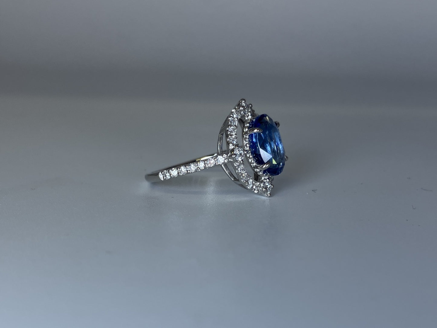 サファイア 3.131ct No heat 非加熱 中央宝石鑑別書付き D0.42ct PT900 5.1g 指輪 （JP12号） サイズ直し無料 9499K