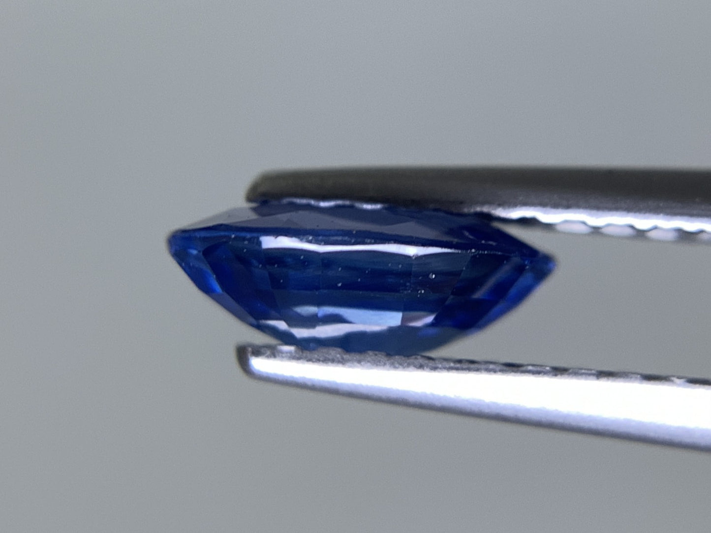 サファイア 天然 1.041ct 宝石ソーティング付き 7.3㎜×5.5㎜×2.7㎜ ルース（ 裸石 ） 2056Y