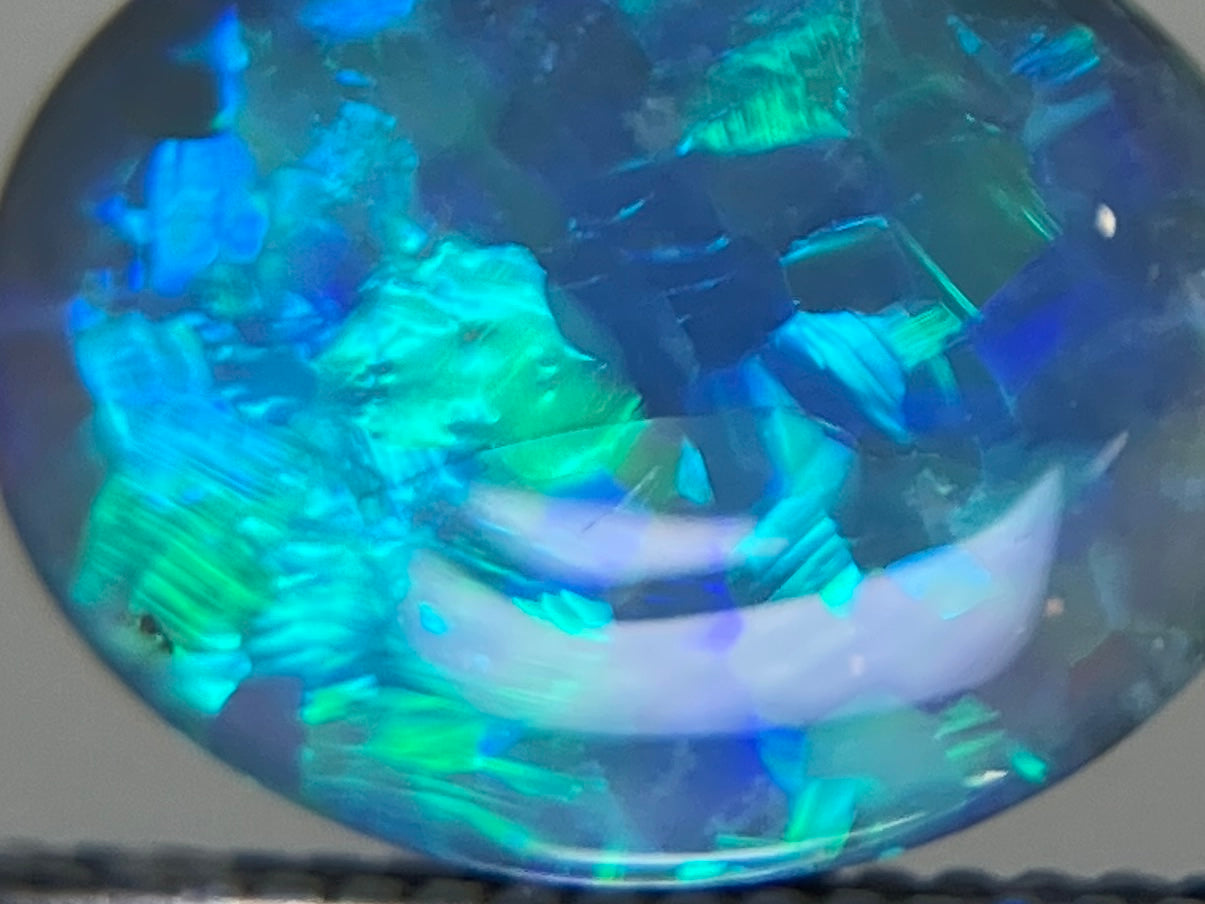 ブラックオパール 1.725ct 中央宝石ソーティング付き  9.8㎜×7.8㎜×3.6㎜  ルース（ 裸石 ） 3234YY