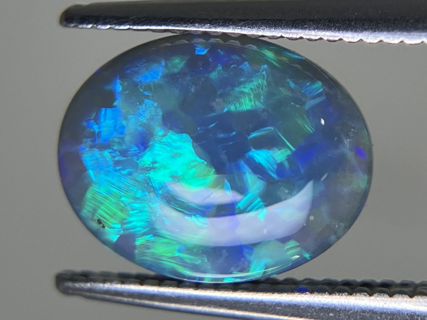 ブラックオパール 1.725ct 中央宝石ソーティング付き  9.8㎜×7.8㎜×3.6㎜  ルース（ 裸石 ） 3234YY