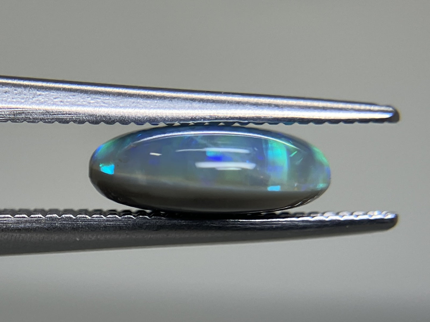 ブラックオパール 1.725ct 中央宝石ソーティング付き  9.8㎜×7.8㎜×3.6㎜  ルース（ 裸石 ） 3234YY