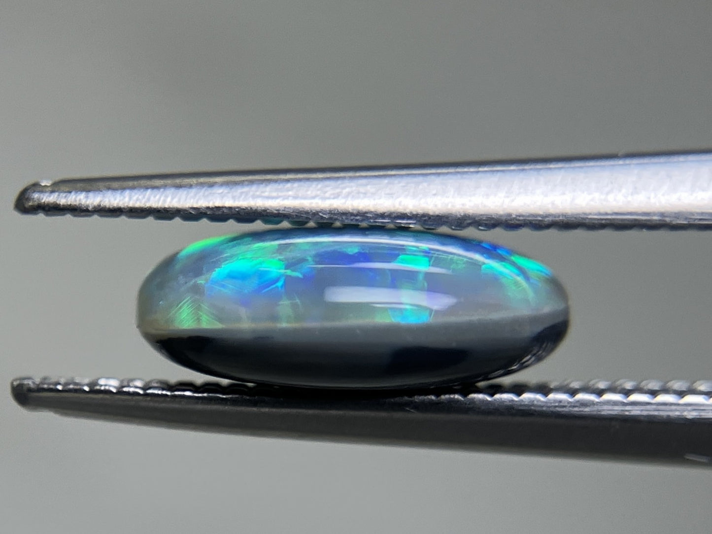 ブラックオパール 1.725ct 中央宝石ソーティング付き  9.8㎜×7.8㎜×3.6㎜  ルース（ 裸石 ） 3234YY