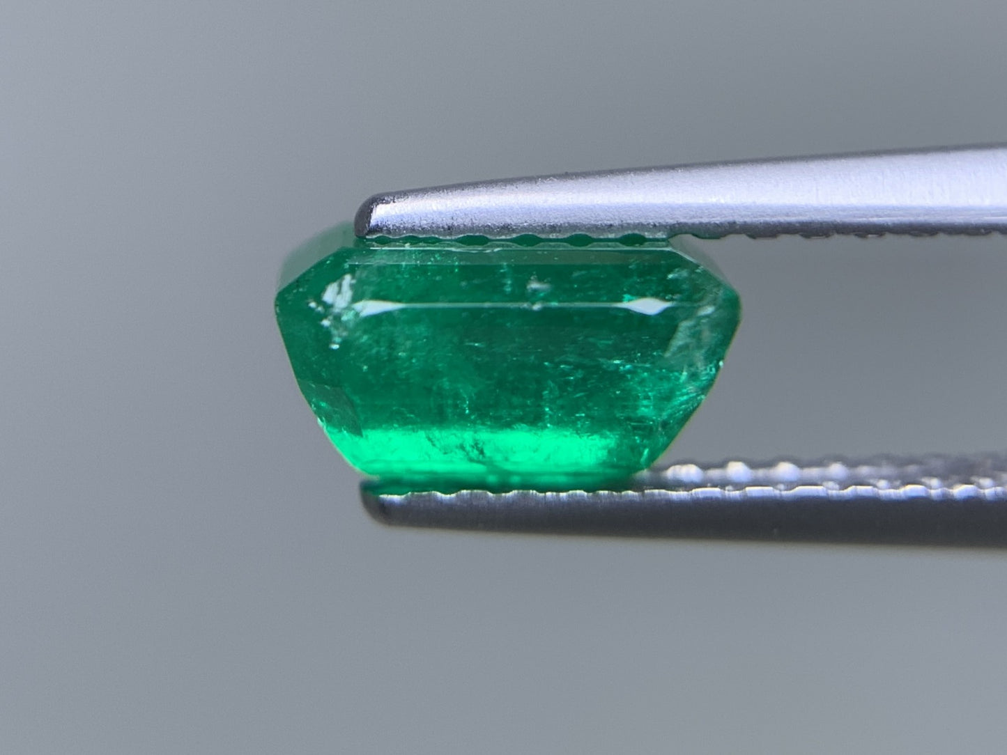 エメラルド 天然  1.357ct  中央宝石ソーティング付き  7.48㎜×5.30㎜×4.21㎜  ルース（ 裸石 ） 6053Y