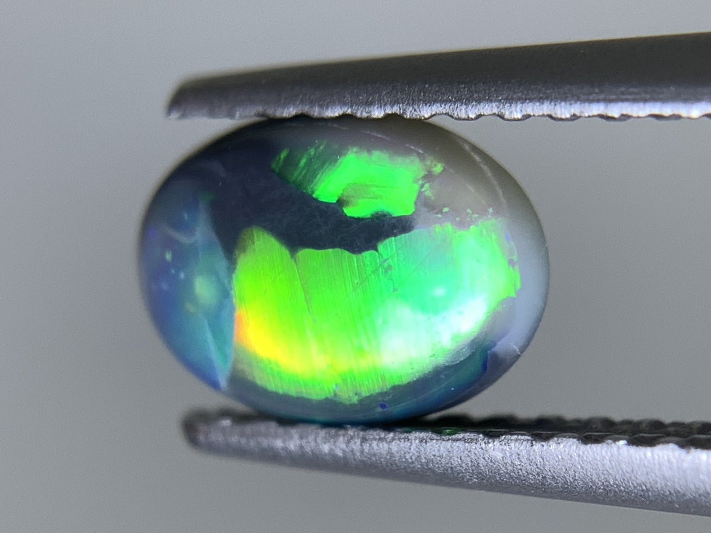 ブラックオパール 天然 0.707ct 宝石ソーティング付き 7.3㎜×5.5㎜×2.8㎜ ルース（ 裸石 ） 7006Y