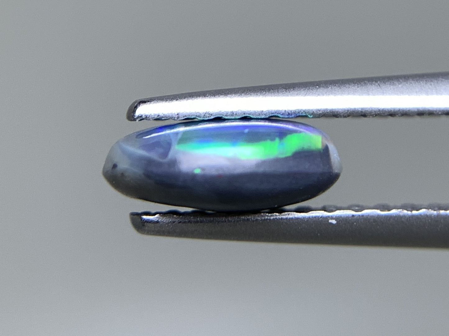 ブラックオパール 天然 0.707ct 宝石ソーティング付き 7.3㎜×5.5㎜×2.8㎜ ルース（ 裸石 ） 7006Y
