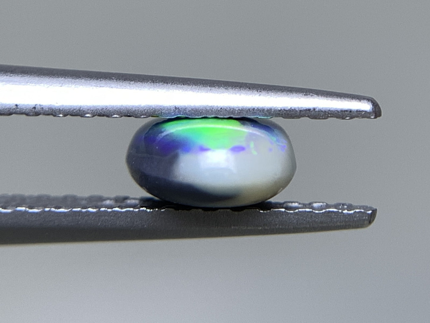 ブラックオパール 天然 0.707ct 宝石ソーティング付き 7.3㎜×5.5㎜×2.8㎜ ルース（ 裸石 ） 7006Y