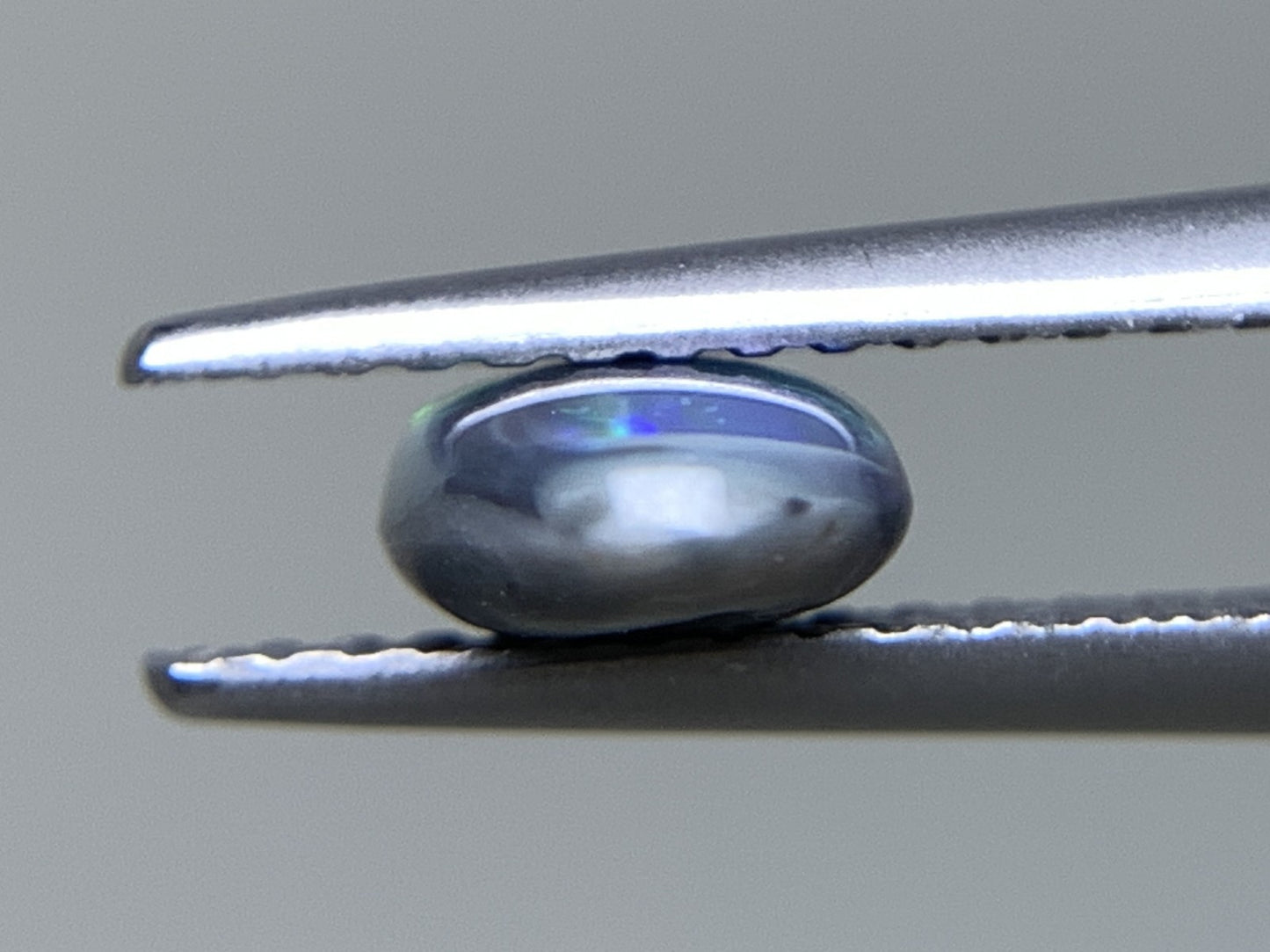 ブラックオパール 天然 0.707ct 宝石ソーティング付き 7.3㎜×5.5㎜×2.8㎜ ルース（ 裸石 ） 7006Y