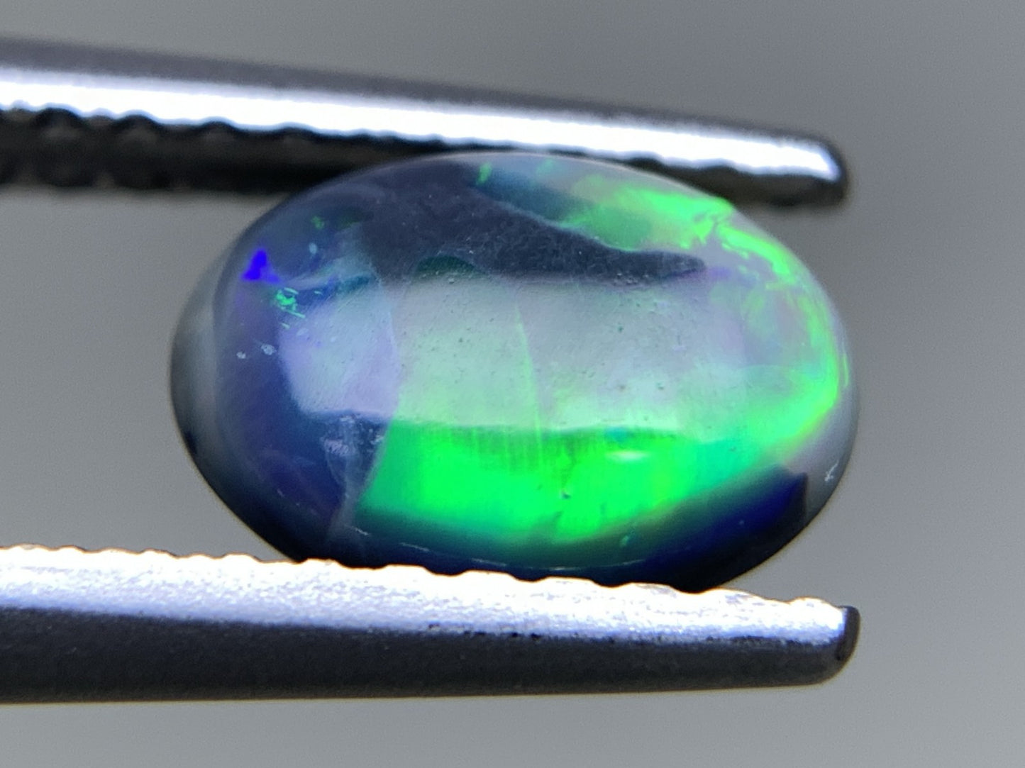 ブラックオパール 天然 0.707ct 宝石ソーティング付き 7.3㎜×5.5㎜×2.8㎜ ルース（ 裸石 ） 7006Y