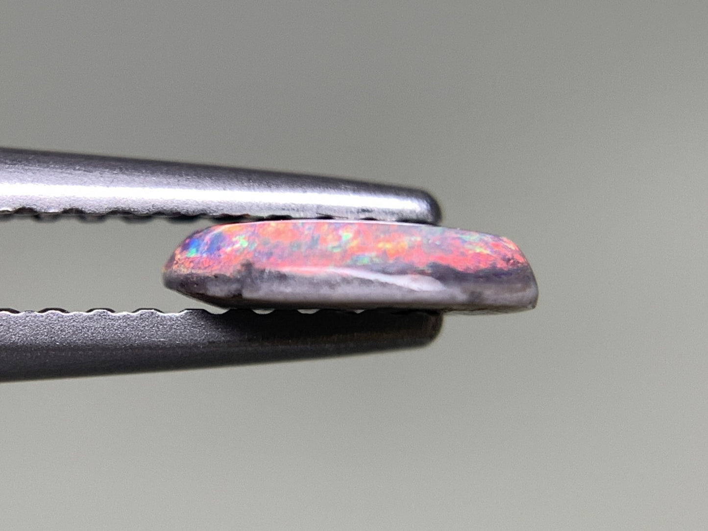 ブラックオパール 0.382ct 宝石ソーティング付き  6.9㎜×4.9㎜×1.6㎜  ルース（ 裸石 ） 3086Y