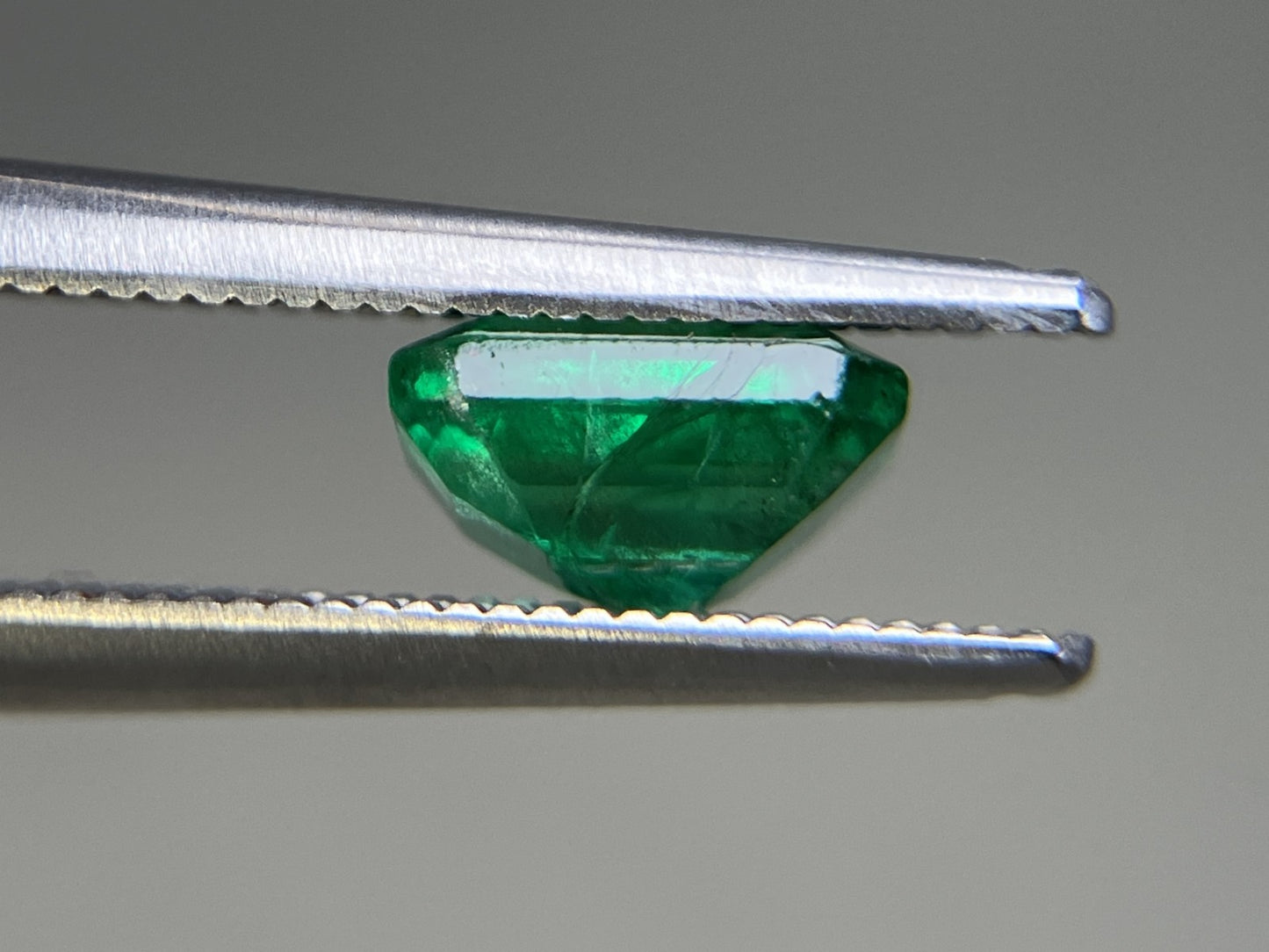 エメラルド 1.114ct  中央宝石ソーティング付き  7.17㎜×5.11㎜×4.04㎜  天然 ルース（ 裸石 ） 4785YY
