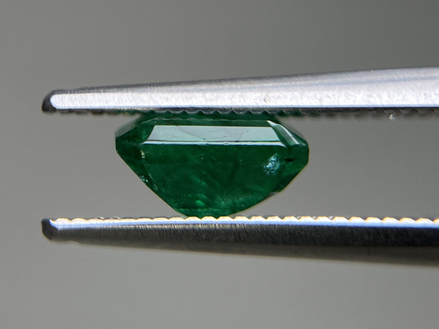 エメラルド 1.114ct  中央宝石ソーティング付き  7.17㎜×5.11㎜×4.04㎜  天然 ルース（ 裸石 ） 4785YY