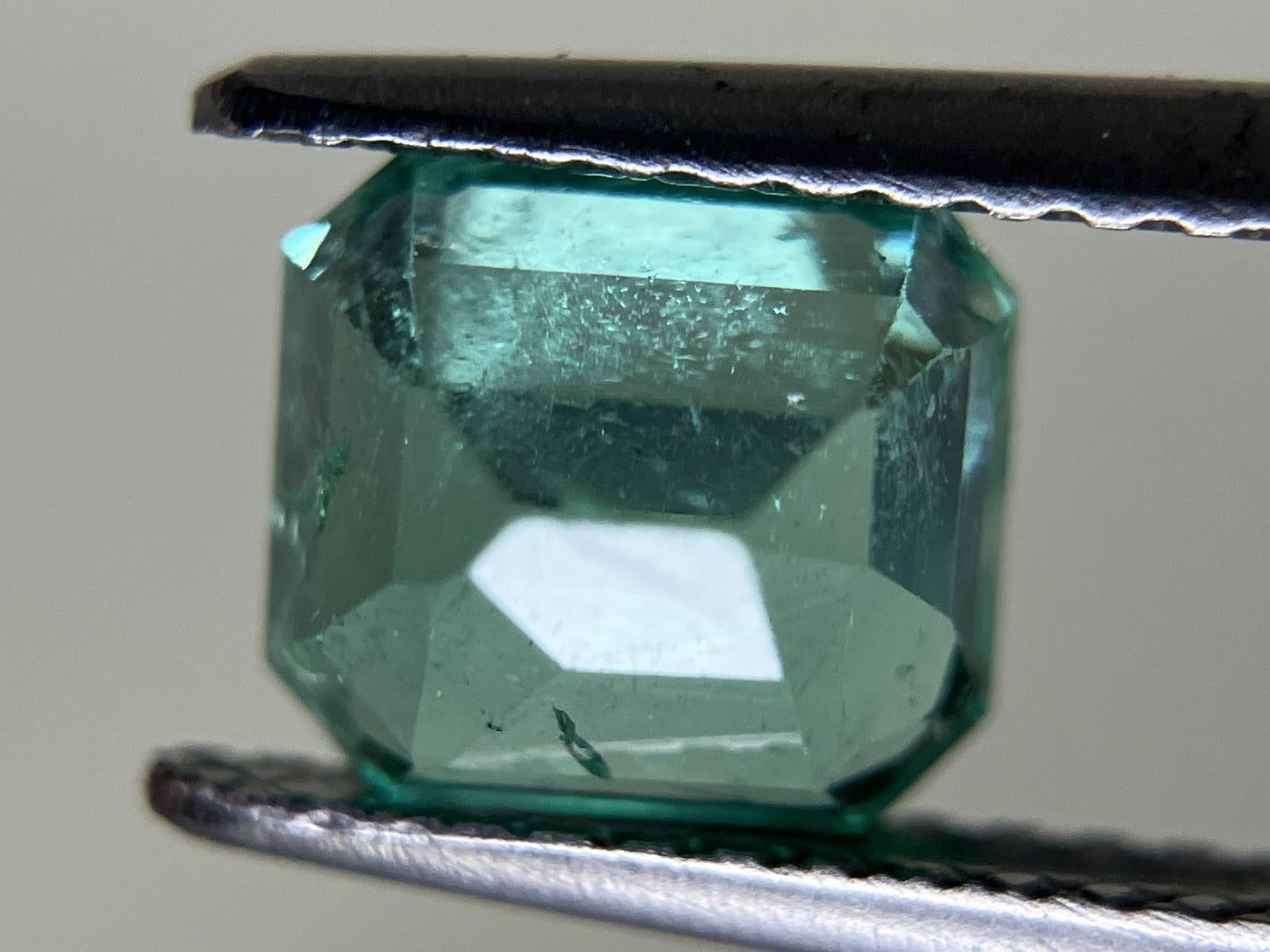 エメラルド  1.685ct  中央宝石ソーティング付き  7.11㎜×6.39㎜×5.51㎜  ルース（ 裸石 ） 3275YY