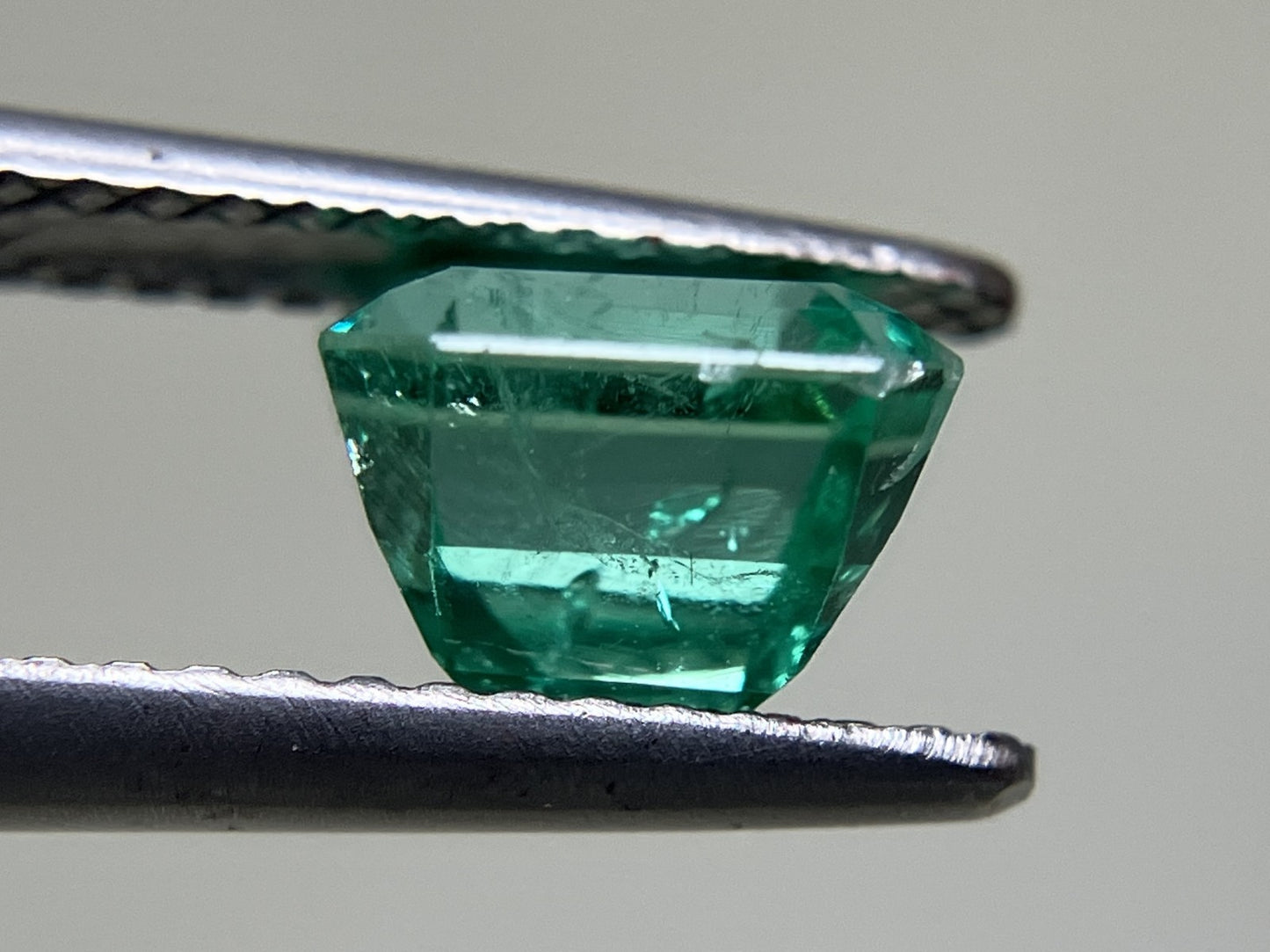 エメラルド  1.685ct  中央宝石ソーティング付き  7.11㎜×6.39㎜×5.51㎜  ルース（ 裸石 ） 3275YY