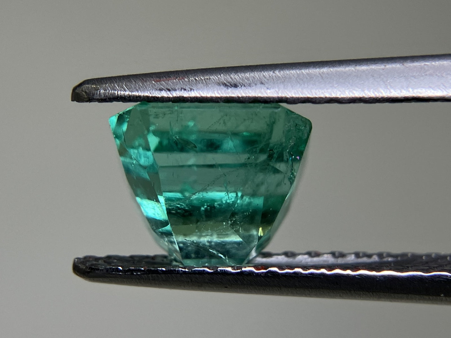 エメラルド  1.685ct  中央宝石ソーティング付き  7.11㎜×6.39㎜×5.51㎜  ルース（ 裸石 ） 3275YY
