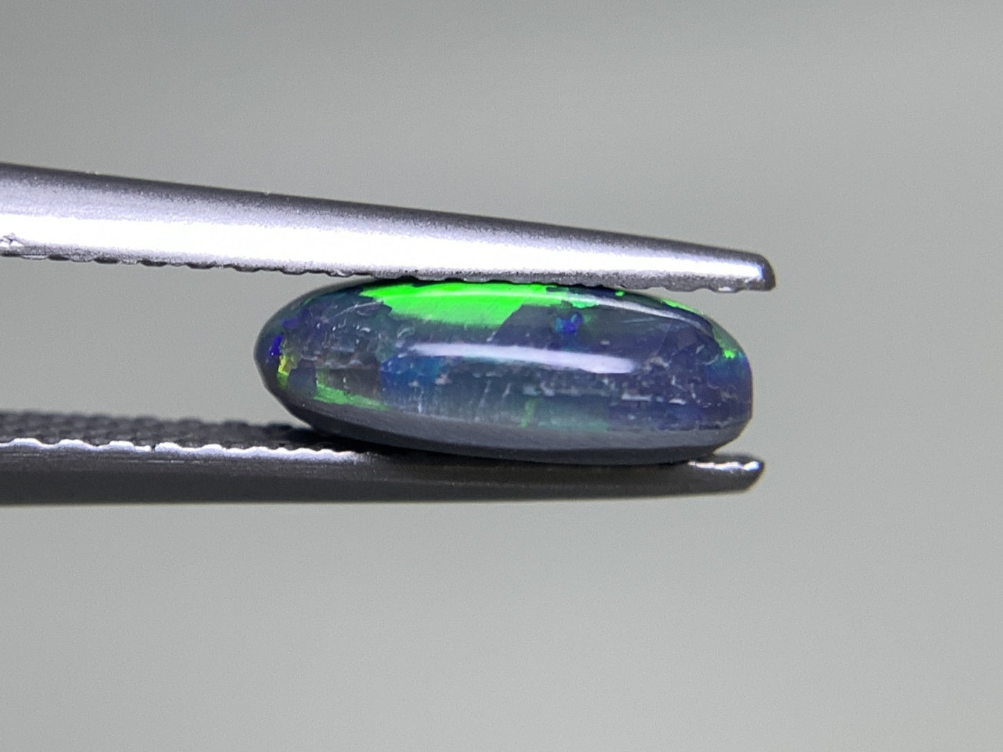 ブラックオパール 1.052ct 宝石ソーティング付き  9.4㎜×5.2㎜×3.1㎜  ルース（ 裸石 ） 3066Y