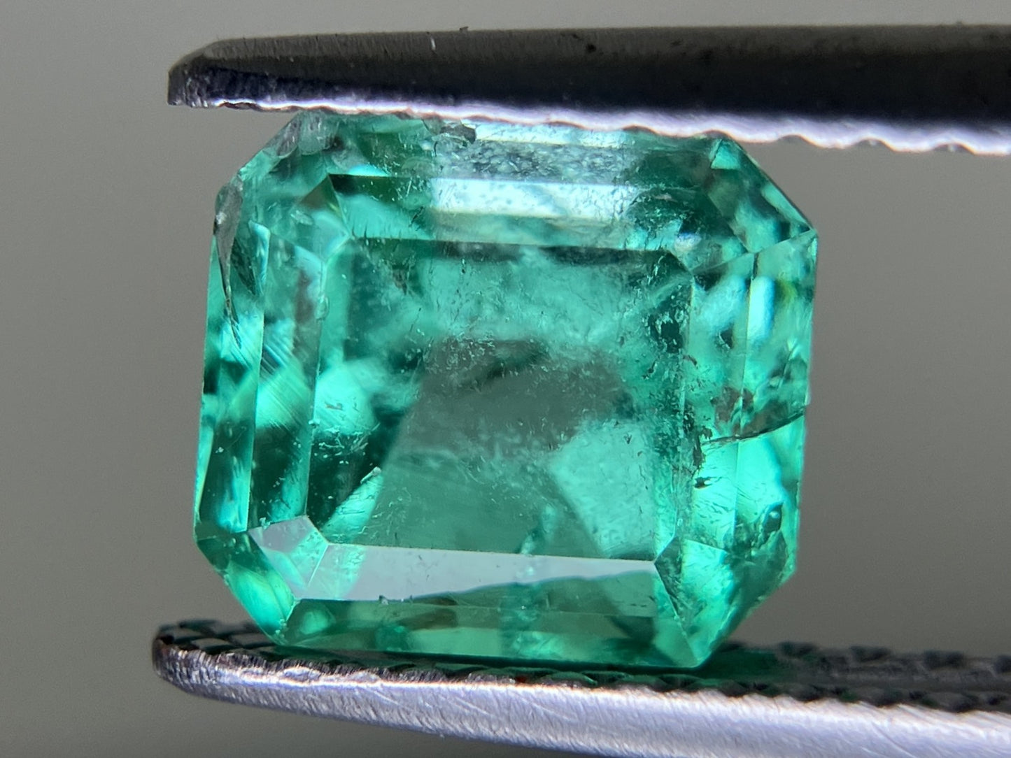 エメラルド  1.685ct  中央宝石ソーティング付き  7.11㎜×6.39㎜×5.51㎜  ルース（ 裸石 ） 3275YY