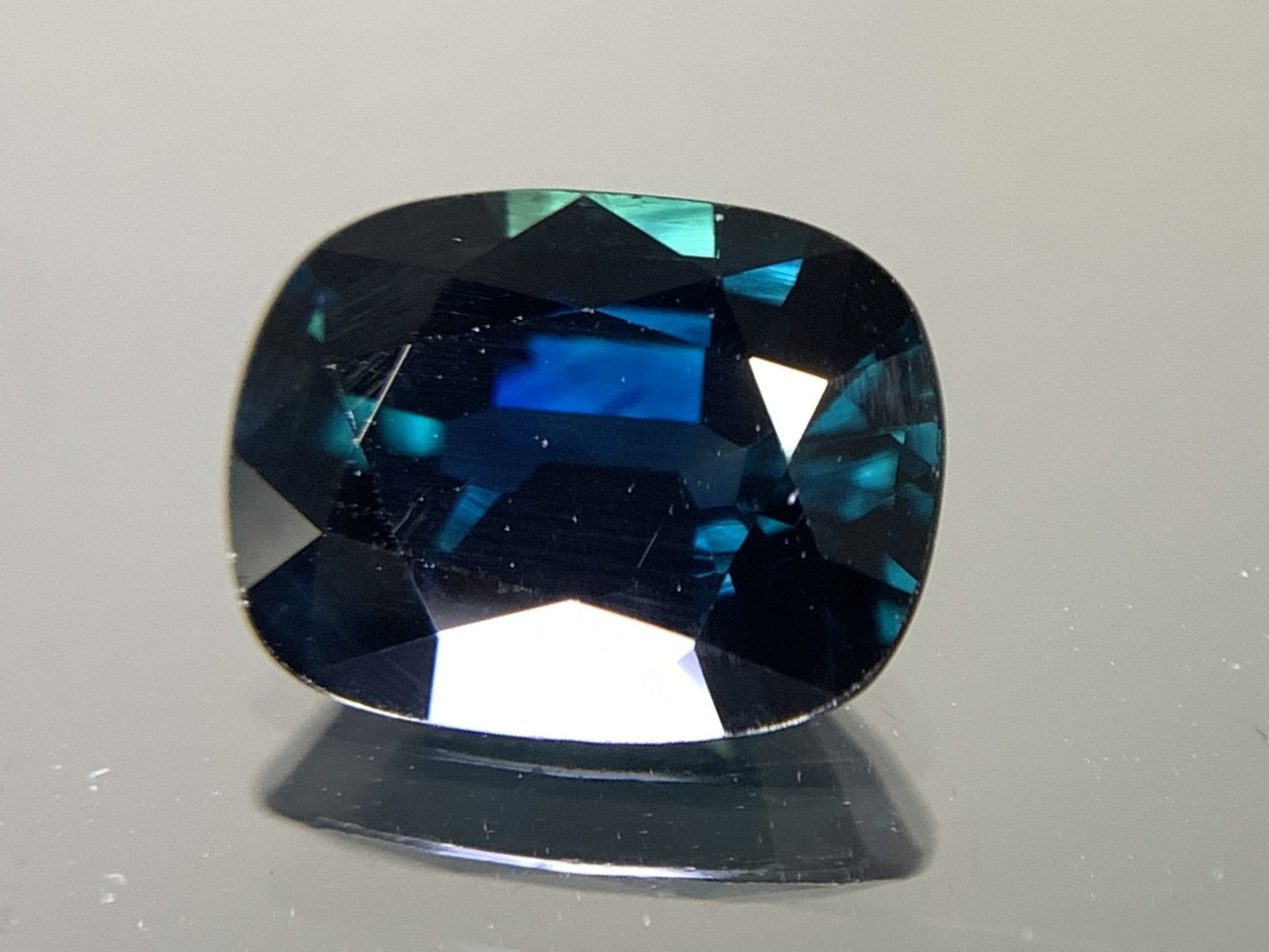 サファイア 天然 2.535ct 宝石ソーティング付き 9.6㎜×7.3㎜×4.0㎜ ルース（ 裸石 ） 2098Y