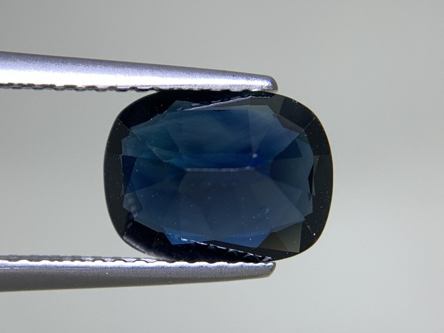 サファイア 天然 2.535ct 宝石ソーティング付き 9.6㎜×7.3㎜×4.0㎜ ルース（ 裸石 ） 2098Y