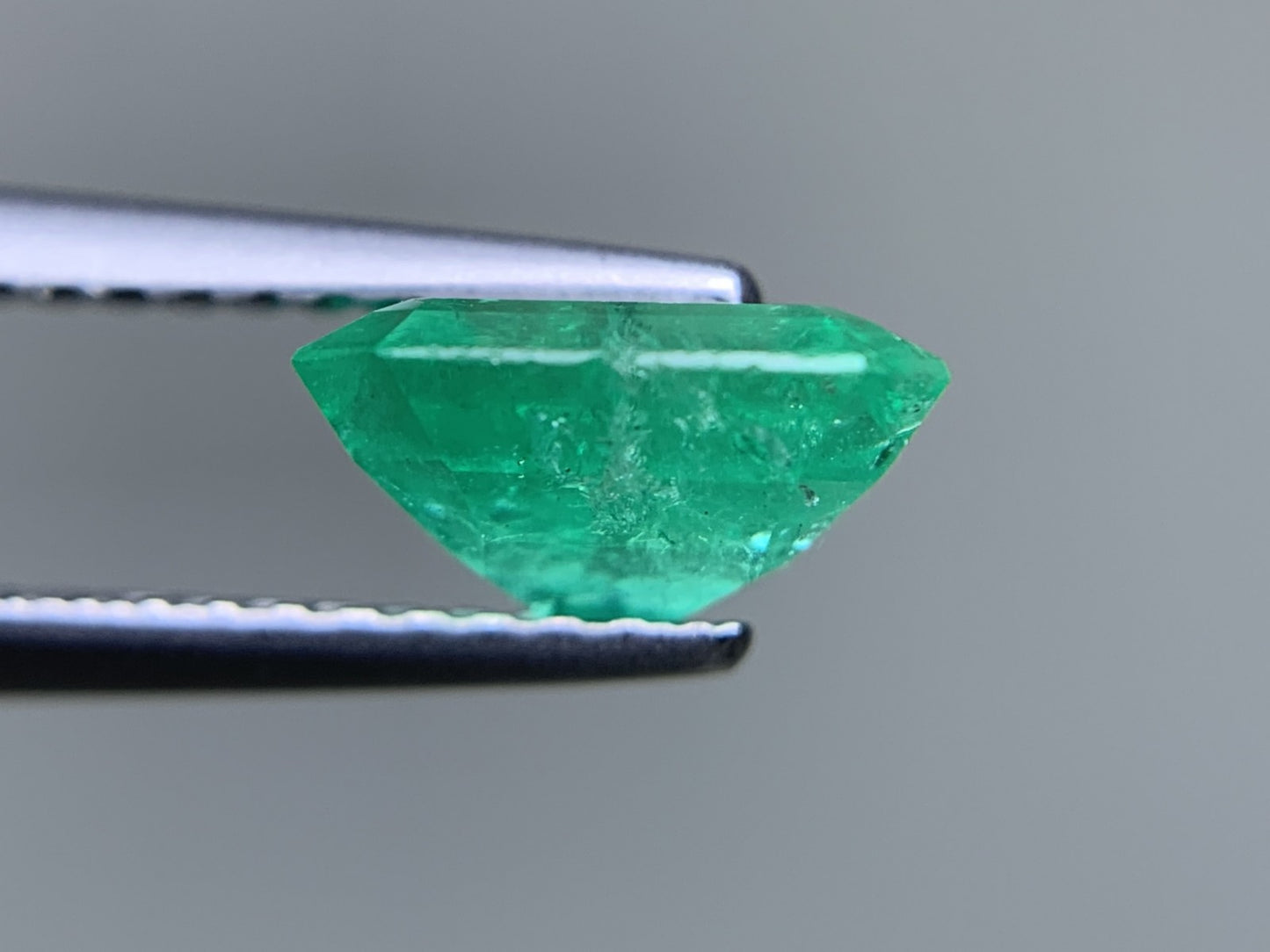 エメラルド 天然  1.548ct  中央宝石ソーティング付き  7.80㎜×7.38㎜×3.92㎜  ルース（ 裸石 ） 6052Y