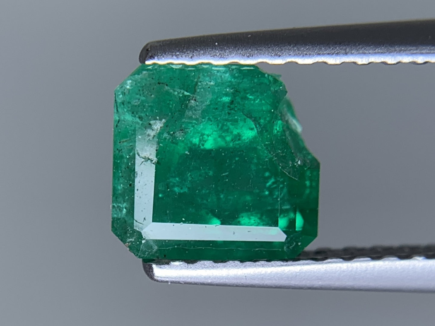 エメラルド 天然  0.976ct  宝石ソーティング付き  6.2㎜×5.9㎜×3.9㎜ ルース（ 裸石 ）  6146Y