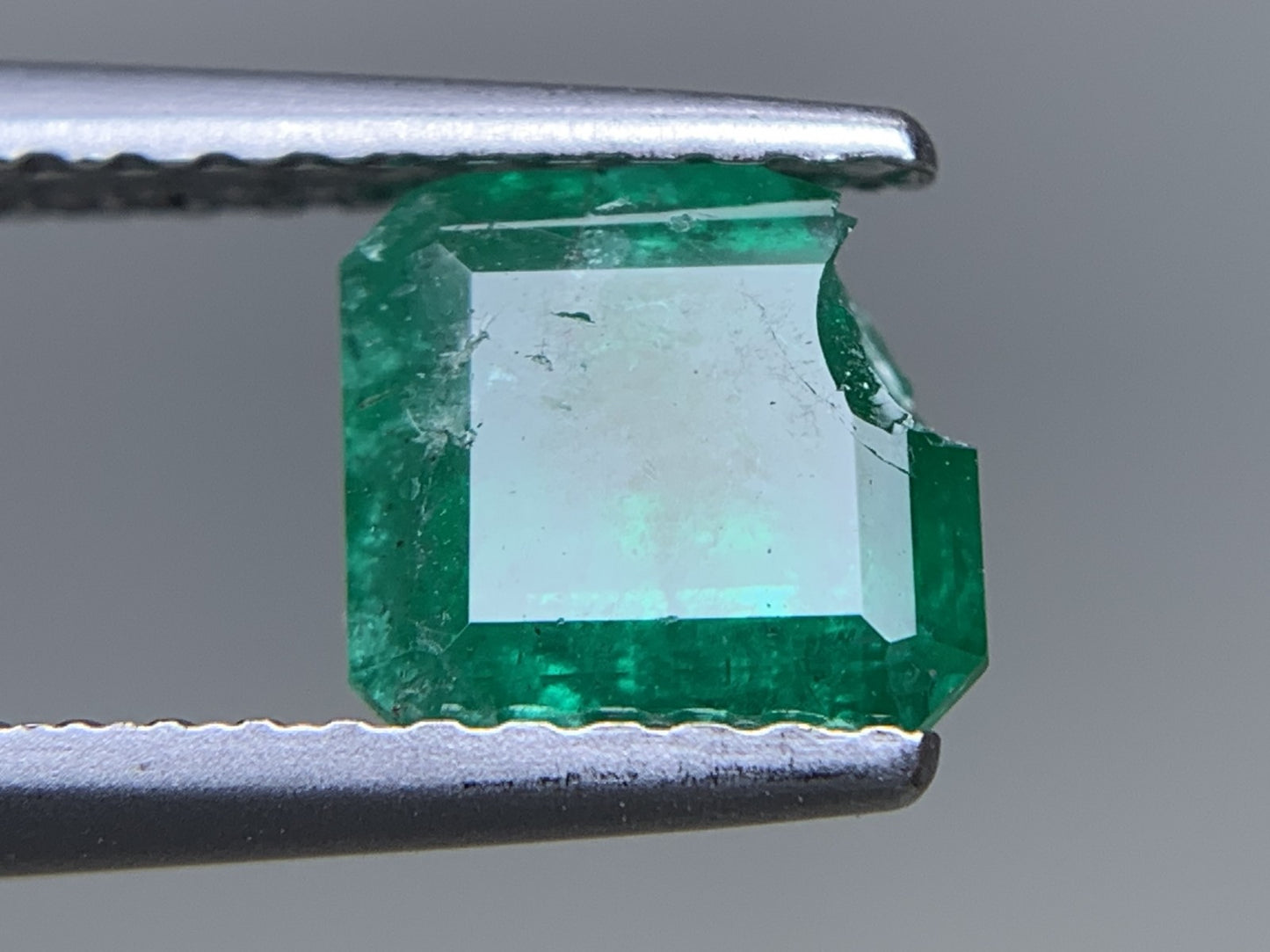 エメラルド 天然  0.976ct  宝石ソーティング付き  6.2㎜×5.9㎜×3.9㎜ ルース（ 裸石 ）  6146Y