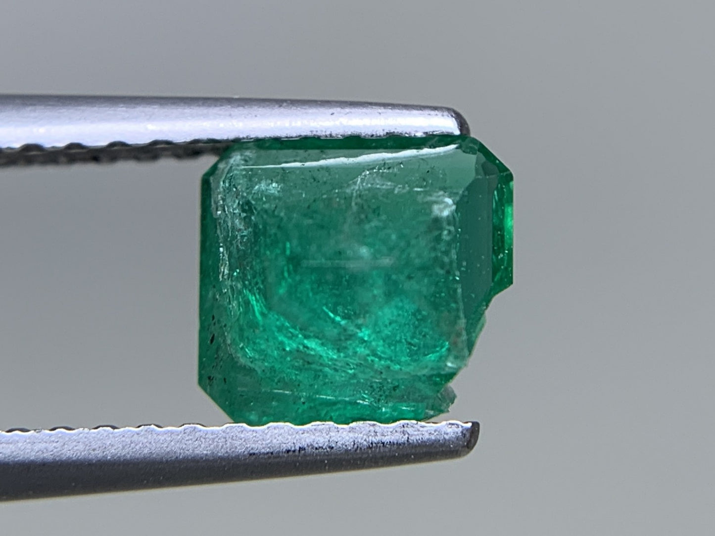 エメラルド 天然  0.976ct  宝石ソーティング付き  6.2㎜×5.9㎜×3.9㎜ ルース（ 裸石 ）  6146Y