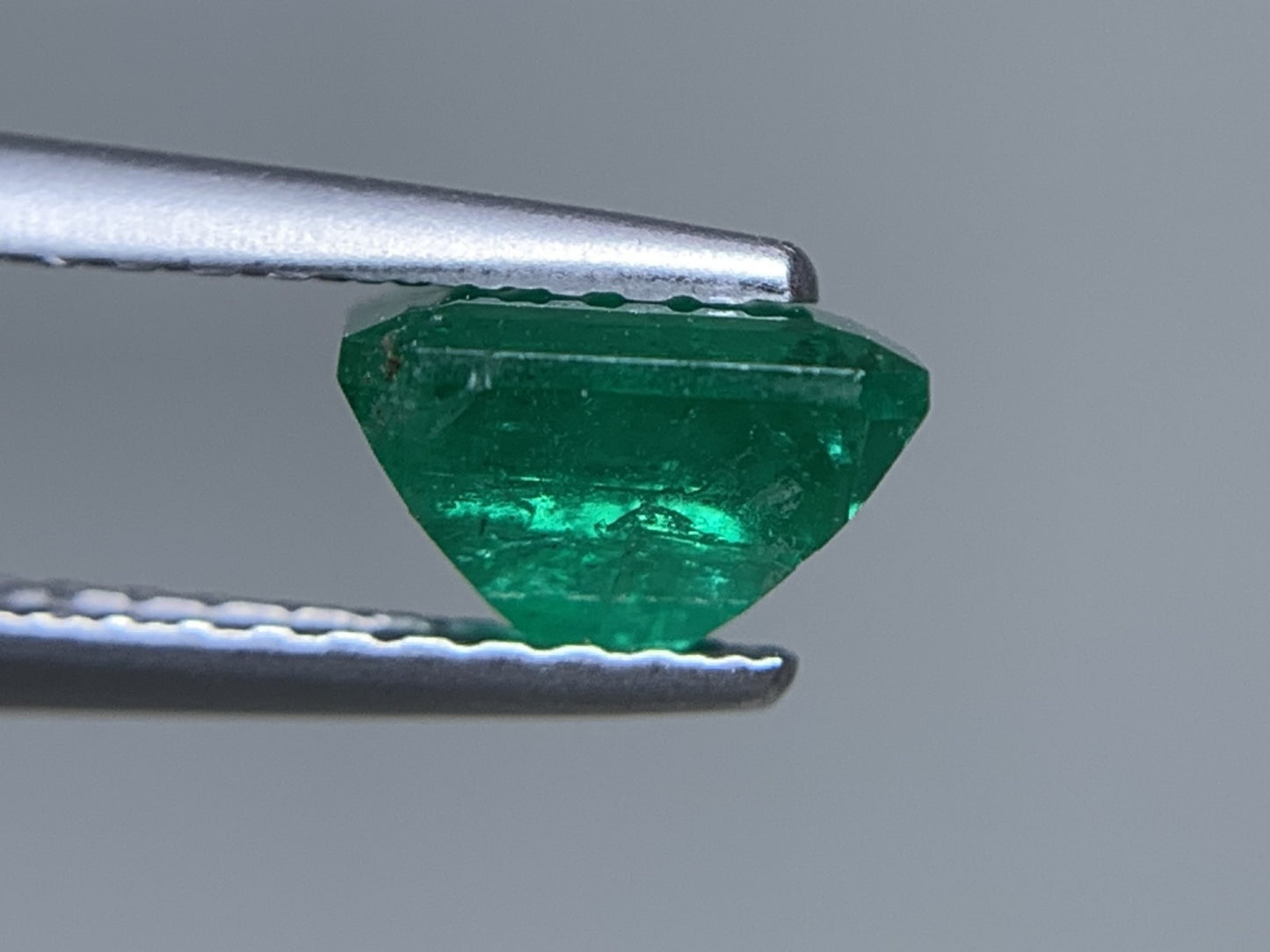 エメラルド 天然  0.976ct  宝石ソーティング付き  6.2㎜×5.9㎜×3.9㎜ ルース（ 裸石 ）  6146Y