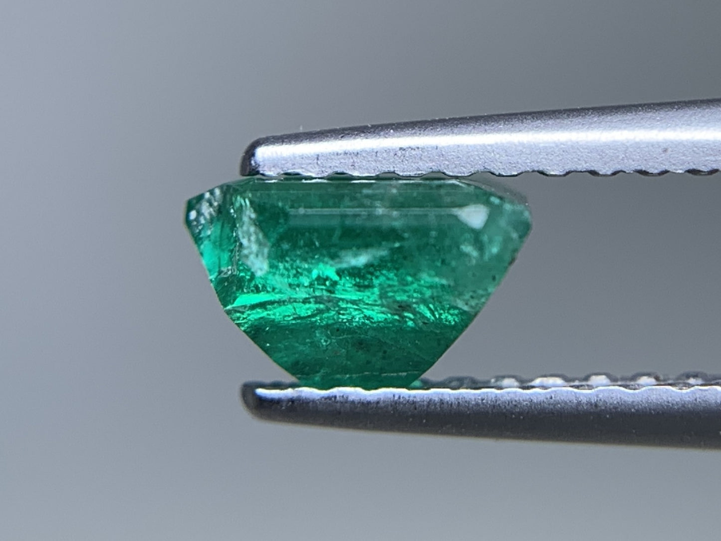 エメラルド 天然  0.976ct  宝石ソーティング付き  6.2㎜×5.9㎜×3.9㎜ ルース（ 裸石 ）  6146Y