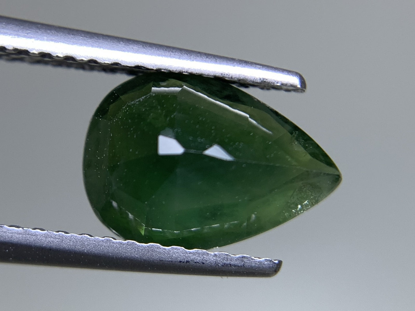 グリーンサファイア 天然 2.093ct 宝石ソーティング付き 9.7㎜×6.7㎜×3.8㎜ ルース（ 裸石 ） 8233Y