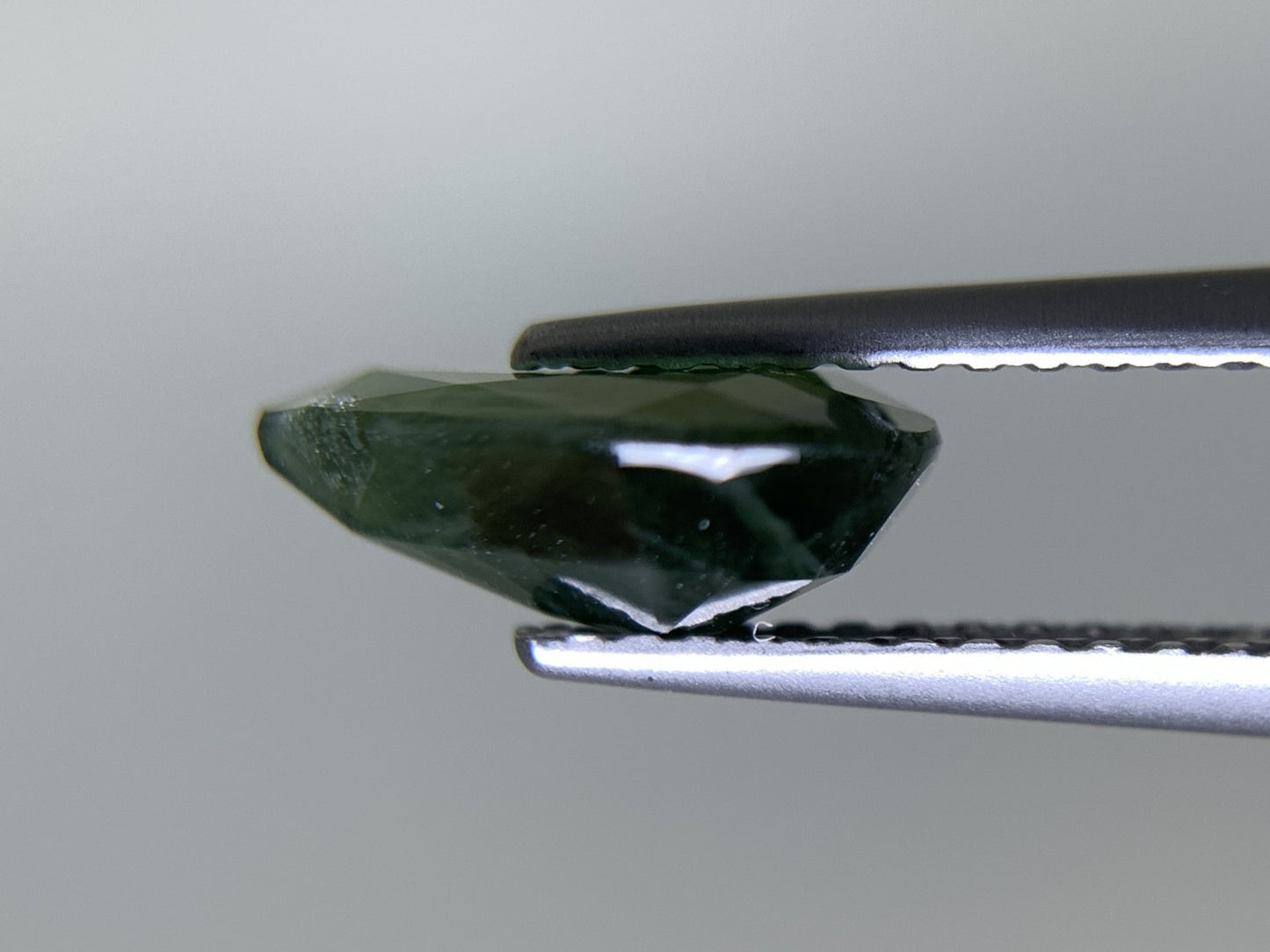 グリーンサファイア 天然 2.093ct 宝石ソーティング付き 9.7㎜×6.7㎜×3.8㎜ ルース（ 裸石 ） 8233Y