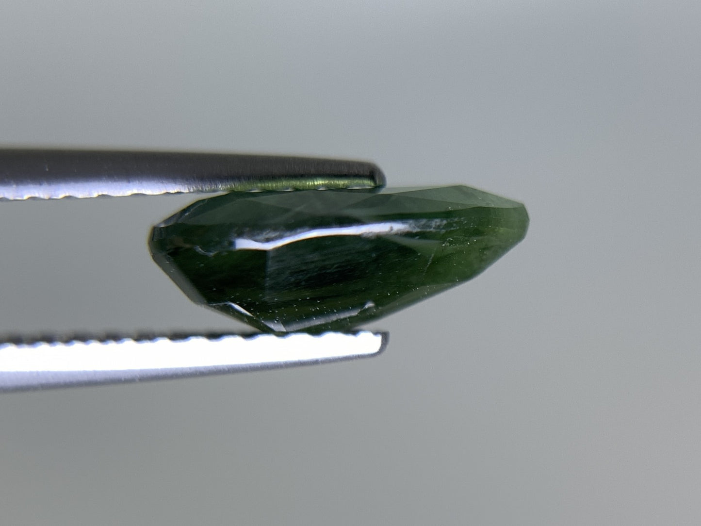 グリーンサファイア 天然 2.093ct 宝石ソーティング付き 9.7㎜×6.7㎜×3.8㎜ ルース（ 裸石 ） 8233Y