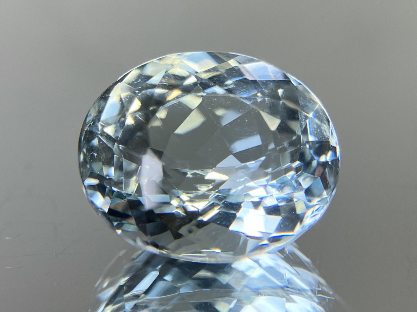 アクアマリン 4.098ct  宝石ソーティング付き  10.9㎜×9.2㎜×6.9㎜  天然 ルース（ 裸石 ） 4780YY